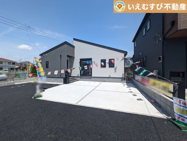 2台駐車可能なスペース完備　しっかり舗装してある駐車スペースで天気が悪く足元が悪い日でも乗り降りしやすい♪