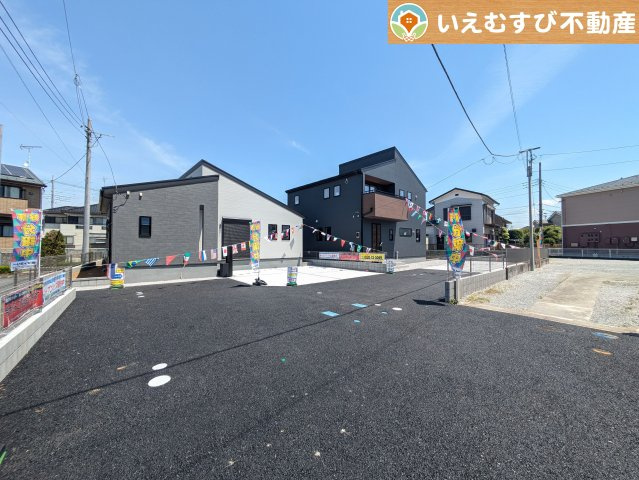 充分な広さの前面道路　間口が広くお車の出し入れも問題なく行えるスペースが確保されています♪