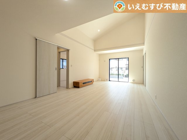 開放感と家族との距離感にこだわったＬＤＫ　開放的な勾配天井のリビングで家族みんなでくつろげそうですね♪
