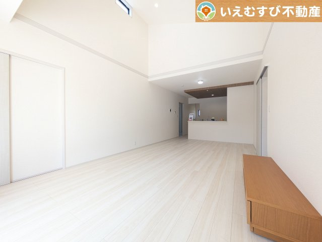 自然光で満たされる明るく開放感溢れるリビング　たっぷりの採光で明るい空間。家族みんなでくつろげます♪