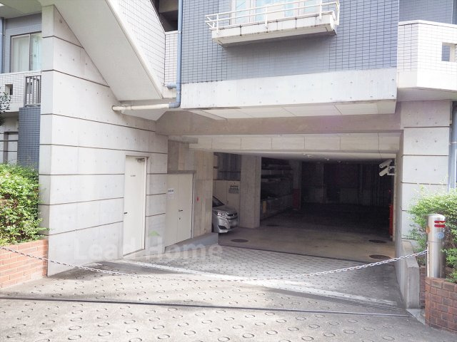 雨や日差しから大切なお車を守れる屋内仕様の駐車場！荷物の積み降ろしも天候を気にせず行えますね♪