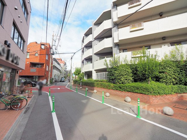 幅員がしっかり確保された見通しの良い前面道路！歩道も整備されており小さなお子様とのお散歩も安心です♪