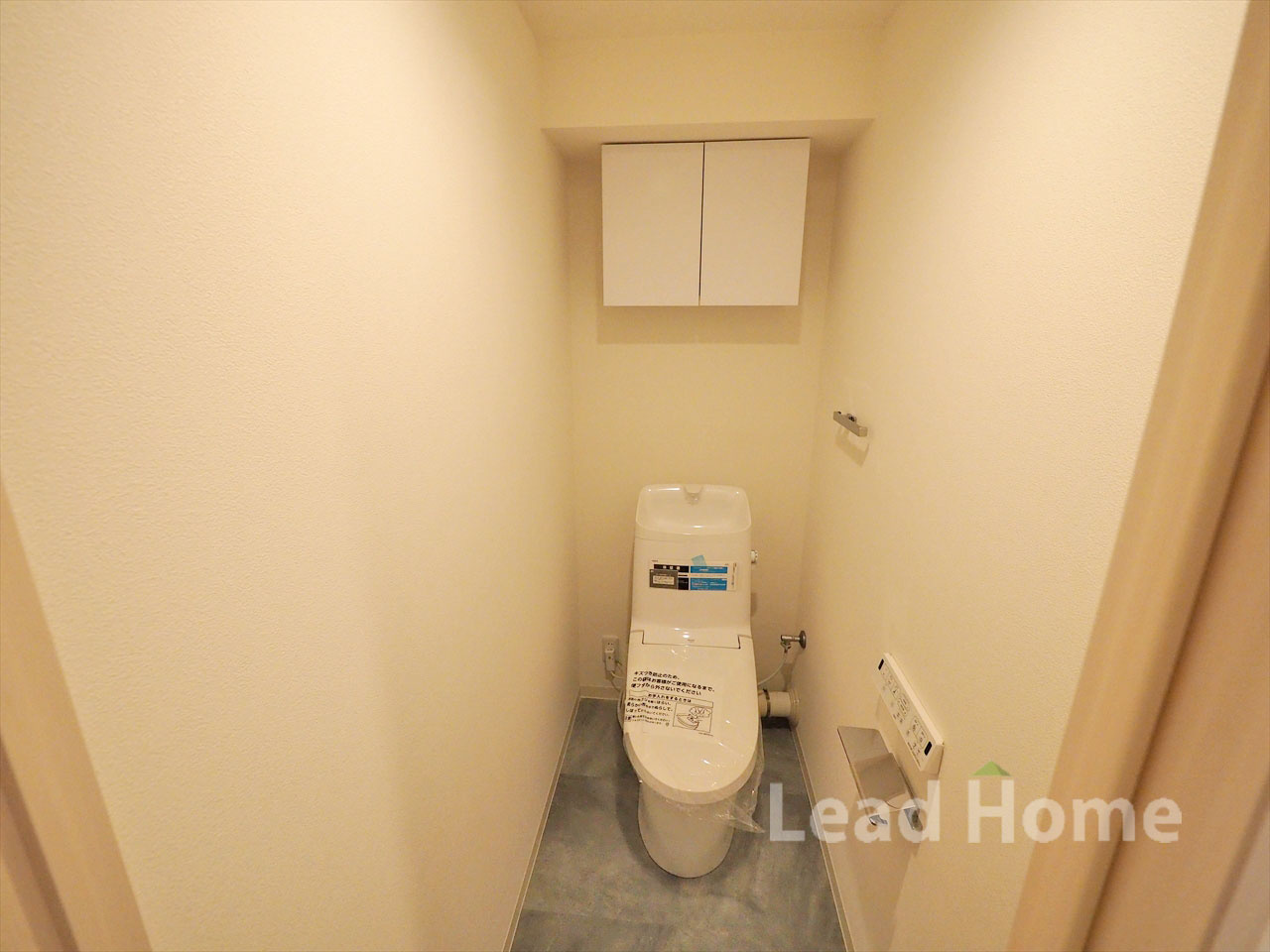 白を基調とした清潔感あふれるトイレ空間！トイレットペーパーなどをすっきりしまえる上部収納付きです♪