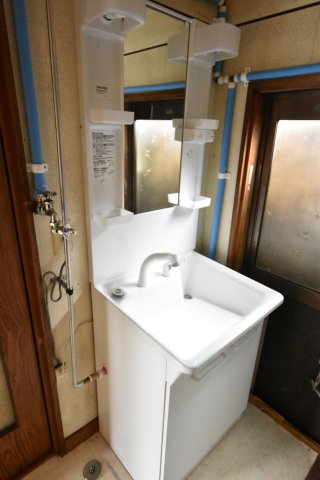 独立洗面台。そのままご使用いただけます。