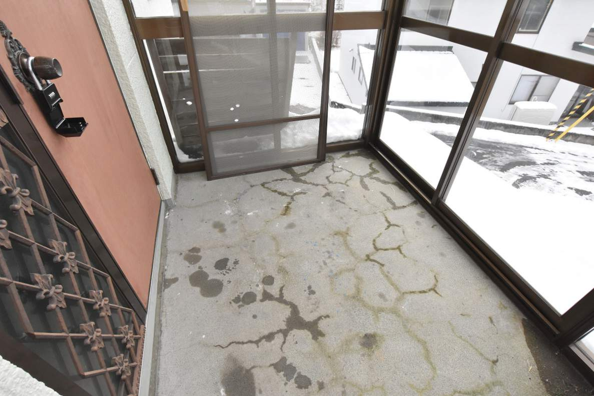 防寒対策の玄関フードあり。ここで雪を落としましょう。