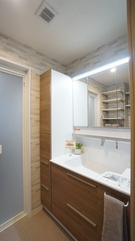 最新設備の洗面台　収納も充実
