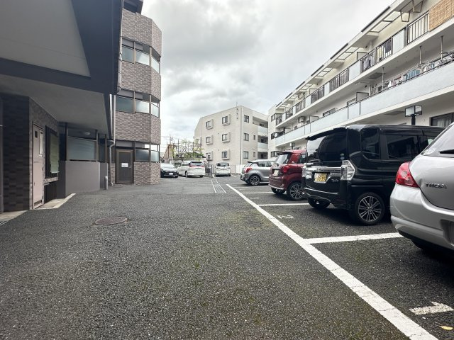 敷地内駐車場の様子です。スペースもゆったりとしていて駐車しやすそうです。