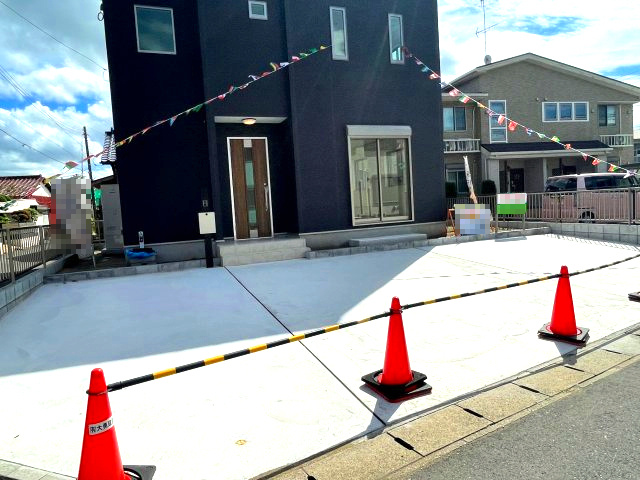 ご友人や親戚が遊びに来ても安心の3台分の駐車スペース！！　セカンドカーがあるご家庭にも嬉しい広さを確保しました。　洗車も出来る余裕のあるスペースには、もちろん自転車やバイクの駐輪も可能です！