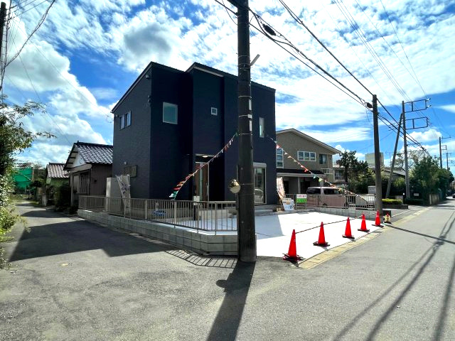 北西角地で日当たり、通風良好です♪　間口も広いので車の出し入れもスムーズです！　明神小学校まで徒歩約3分！！　閑静な住宅地なので周辺交通量も少なく、お子様の通学も安心です♪