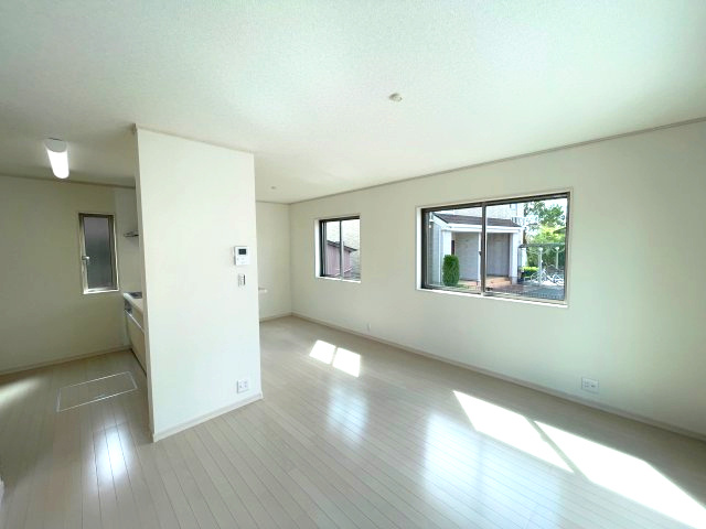 大型テレビも置けるゆとりの14.5帖のリビングは、窓が多いので陽当りも良く、部屋いっぱいに明るい陽光が広がります。　対面式のキッチンで、温かく居心地の良いリビング空間には、毎日自然と家族が集まります♪