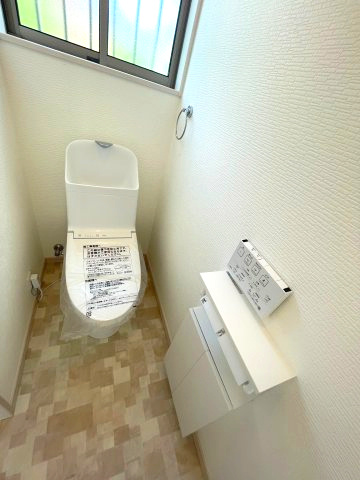 便利で快適なシャワートイレ。　便座を温める機能もついているので居心地が良く、つい長居してしまいそう。換気用に窓もついているので空気の入れ替えがしやすく、クリーンな空間を保てます。小さなキャビネット付。