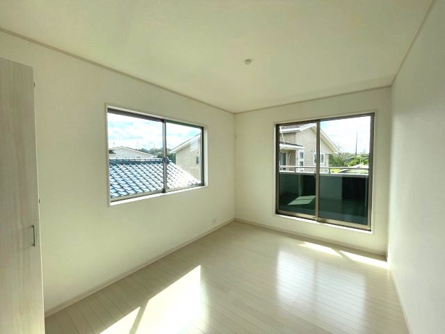 2階6帖洋室。　充分な広さと明るさを備えた部屋は、勉強や好きなことに没頭する子供部屋にぴったり。　大容量の収納も設置してあり、自分の物は自分の部屋に片づけを行うことで、お子様の自発性と成長を促します。
