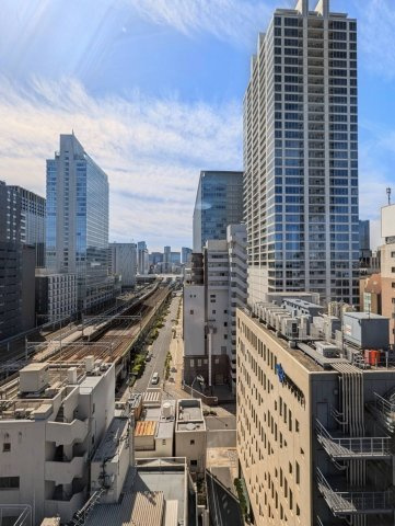 南側の抜けのある眺望、二面採光の開放感ある住戸。