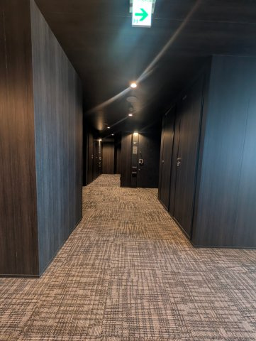 ホテルライクな内廊下設計。プライバシー性にも配慮された設計。