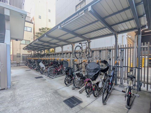 屋根付き駐輪場を完備。（空き状況はお問い合わせください）