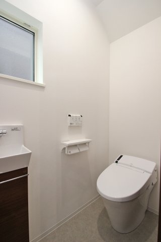 シンプルで清潔感あふれるトイレ空間。タンクレストイレはスタイリッシュでお手入れも簡単。【プラン例】建物価格1900万円、建物面積94.39？