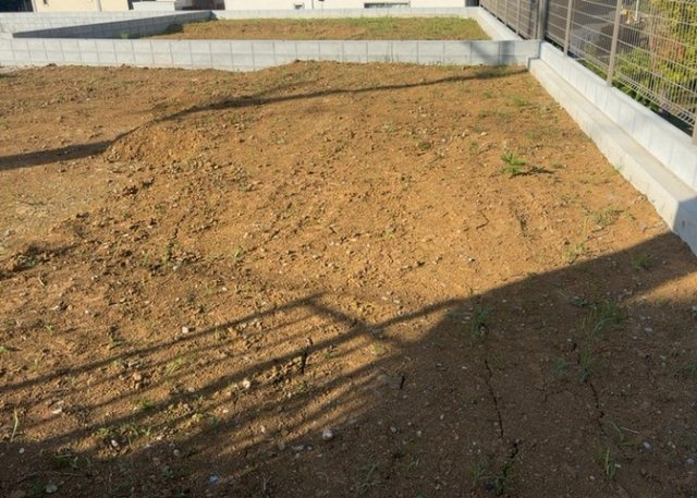 土地の形が極端に長細かったり、狭小地、あるいは道路との高低差がある傾斜地だった場合、後々売ろうとしても買い手がつかない場合もあります。後々、売却することになった時に価値の下がらない土地を選びましょう。