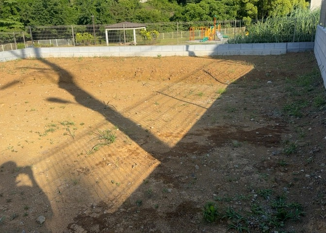 土地の面積＝住宅面積ではありません。建ぺい率の問題などで、土地のある場所によって住宅を建てられる面積は限られています。高さもしかり、「土地」という言葉の中には、建築条件も含まれると考えておきましょう。