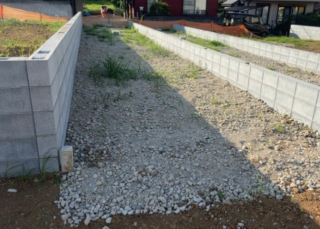 家を建てる場合、方位は要チェックです。現実的に日当たりのよい家ならばリビングは南側、建築基準法でも北側に当たる家への配慮は求められています。土地を見学に行く際は、方位磁針を持って行くようにしましょう。
