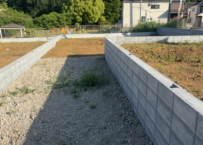 土地を買う際、住む地域の自治体や福祉の補助制度にも注目してみましょう。子供や老人の医療補助やゴミ出しのルールなど、自治体によってルールに大きな違いがあるため、暮らしやすい土地で判断するとよいでしょう。