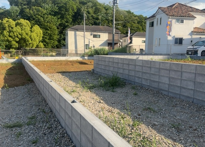 現地に行くなら、物件の周囲の地形がどうなっているかを見ることも大切です。周辺より低くなっている土地では、大雨などで水が集まりやすいため、地盤が弱くなっているということも考えられるため、注意が必要です。