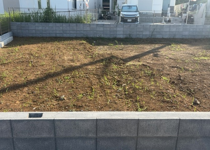 土地購入を検討されている場合、境界杭がない状態で購入してしまうと境界確定測量をする必要があり、費用がかかります。購入の前に、売主、隣土地所有者立ち合いのもと境界を確定し境界杭を設置するのがベストです。