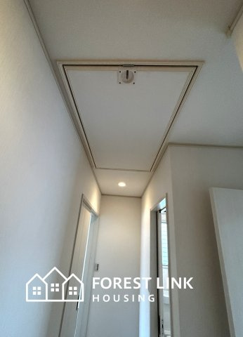 屋根裏収納付きです。