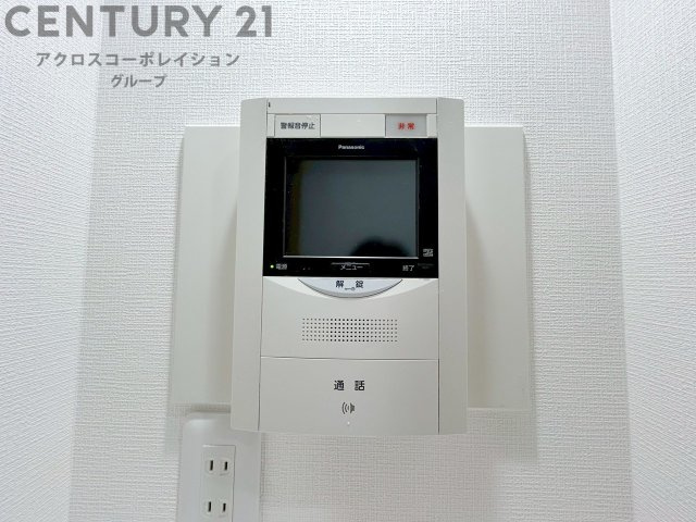 訪問者が来たときにテレビ画面で確認できるため、安心してドアを開けられます。録画機能があるものもあり、留守中に来訪者を記録しておくことができます。利便性が高く、セキュリティ面でも安心です。　