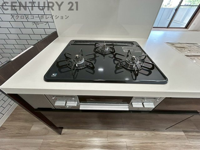 多数の調理器具を同時に使用でき、料理の効率化が可能。省エネで節約になり、様々な料理スタイルに適応できます。また、火力調整が独立しており、手入れや掃除もしやすく、今よりもっとお料理が楽しくなるかも。　