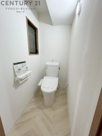 温水洗浄便座付トイレは温水洗浄機能により、暖かい水でおしりを洗浄することができ、冷たい水を使う従来の便座に比べ、温水洗浄機能で暖かいトイレを提供し、快適な使用を可能にします。　