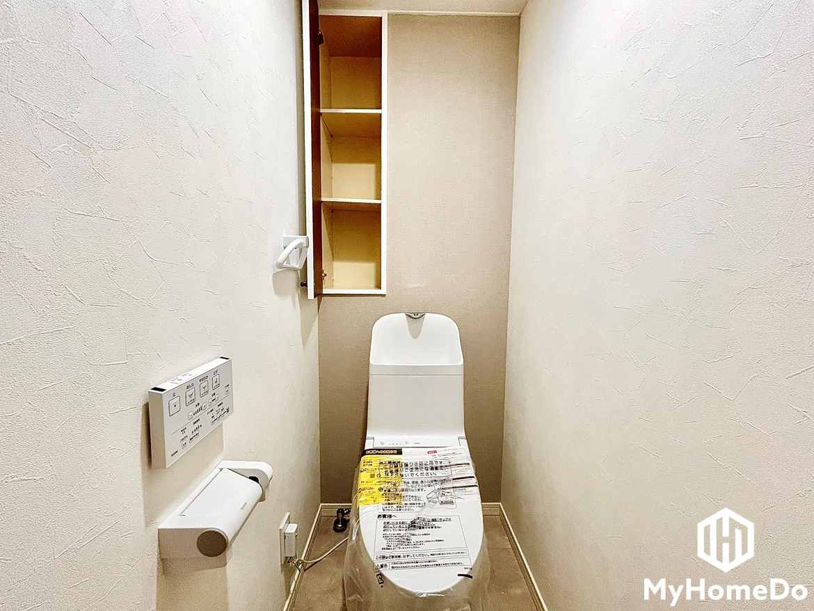 収納付きで生活感を隠せる、使い勝手のよいトイレ