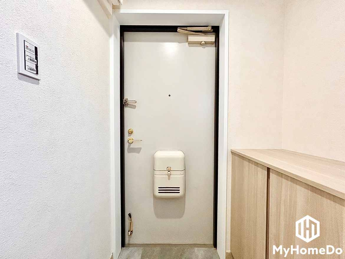 シンプルで洗練された玄関デザイン。帰るたびにホッとできる、心地よい住まいの入り口。