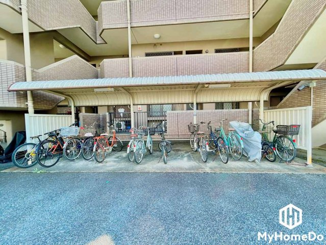 自転車を雨風から守る屋根付きスペースを完備。サビや劣化を防ぎ、毎日の自転車ライフを長く、大切に使える環境が整っています。