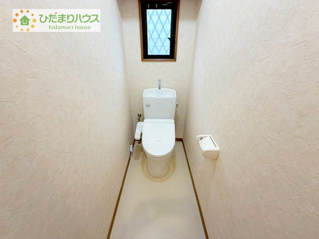小窓が付いているので、トイレも明るい空間になっております♪