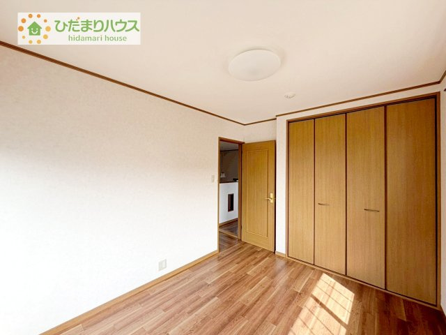 バルコニーに面している居室なので、自然と光が差し込みます♪