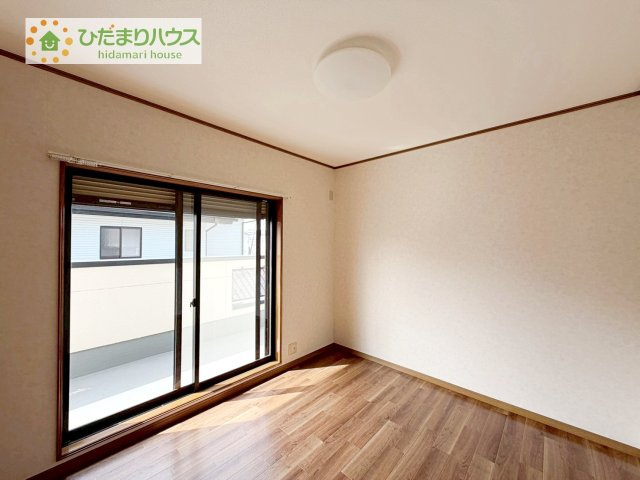 バルコニーに面していて、たっぷり光りの入る明るい子供部屋です！