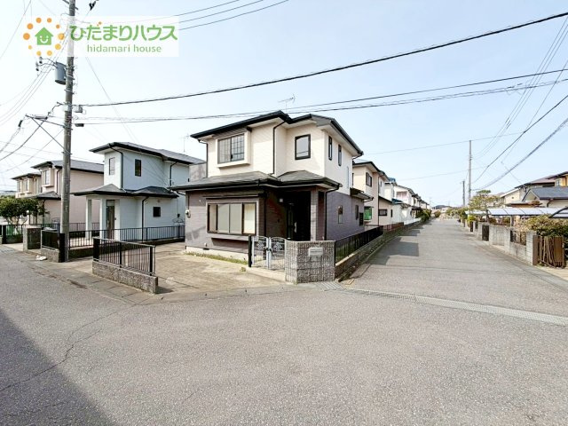前面道路の幅員が広く、駐車苦手な人も楽々駐車可能です(*^^*)
