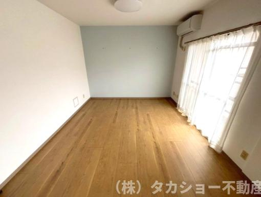 落ち着いた色調の寝室です