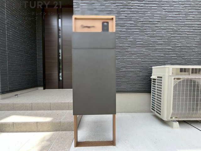 宅配ボックス機能付き門柱は荷物の受け取りや配達が便利で安全です。不在時でも荷物が確保され、盗難や損傷のリスクが減少。受け取り時間の柔軟性が向上。外出先からでも荷物の受け取りや預けが可能となります。