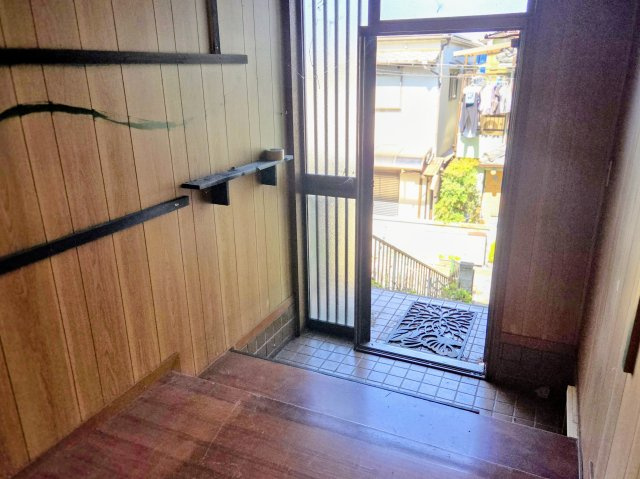 落ち着いた木目調の玄関スペース
