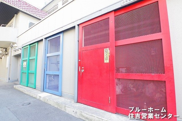 ゴミ庫の写真です！カラフルで分別がわかりやすいですね♪