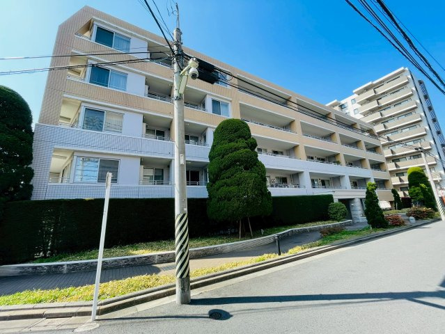 落ち着いた色合いの低層マンション　佇まいがとても凛々しく素敵です。