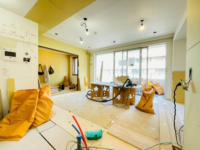 広く開放的なリビングでは日差しも多く入り　気持ちが良く過ごせます。