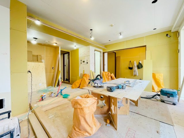 広く開放的なリビングでは日差しも多く入り　気持ちが良く過ごせます。