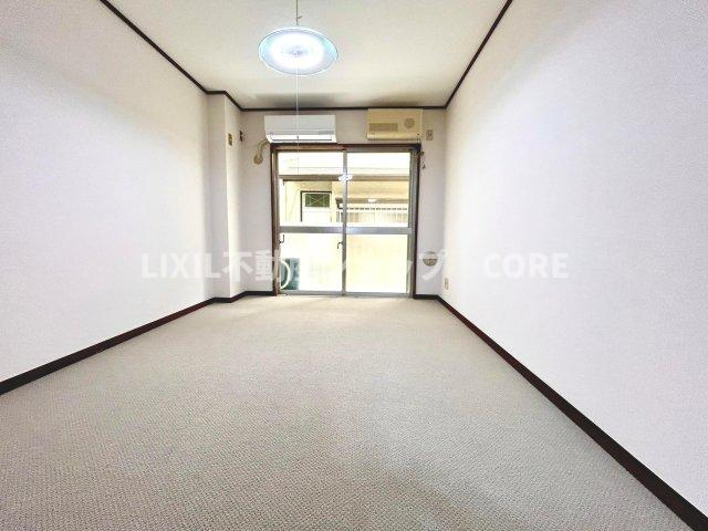 バルコニーに面した大きな窓は、お陽さまの光とさわやかな風をたっぷりとりこめます。