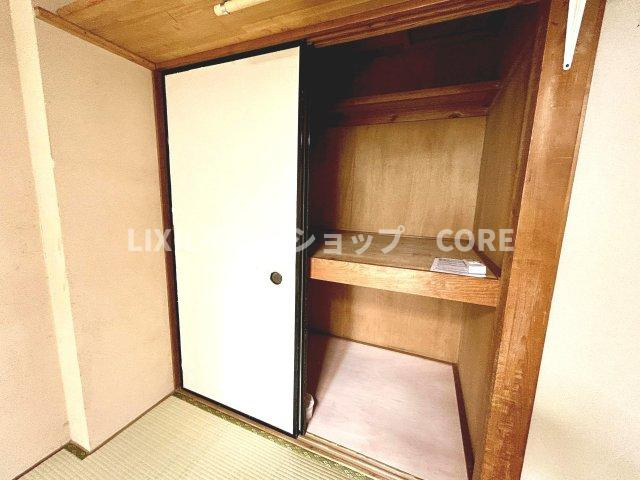 奥行きもあるので、収納ボックスをそのまま押入れの中へ。部屋にものが出ずスッキリ。