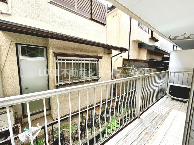 バルコニーは風通しが良く、日中は日当たりも良好です。洗濯物やお布団をたくさん干せます。