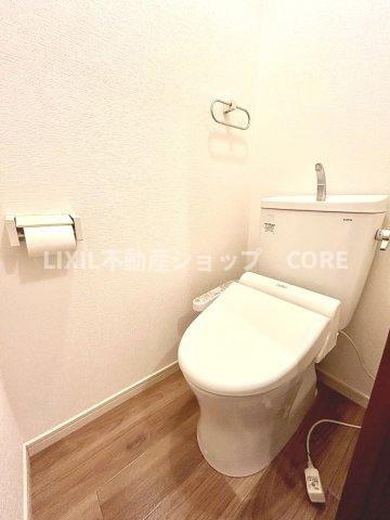 見た目もスッキリとしたデザインのトイレには温水洗浄暖房便座付き。