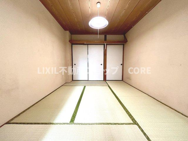 伝統的な日本情緒のある、温かみと落ち着きが感じられる和室です。