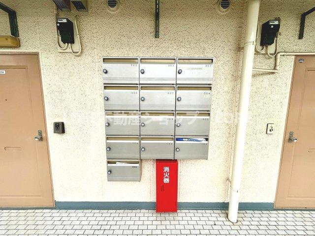 エントランス付近に設置されている郵便受けになります。